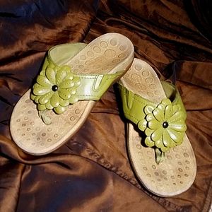 Orthaheel Lori Sage Flower Sandal/Flip Flop size 8